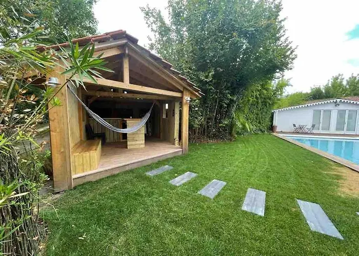 Будинок відпочинку Havre De Paix - Grande Maison En Bois & Piscine Мериньяк