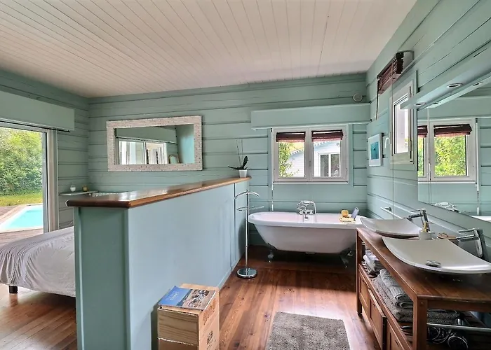 Будинок відпочинку Havre De Paix - Grande Maison En Bois & Piscine Мериньяк