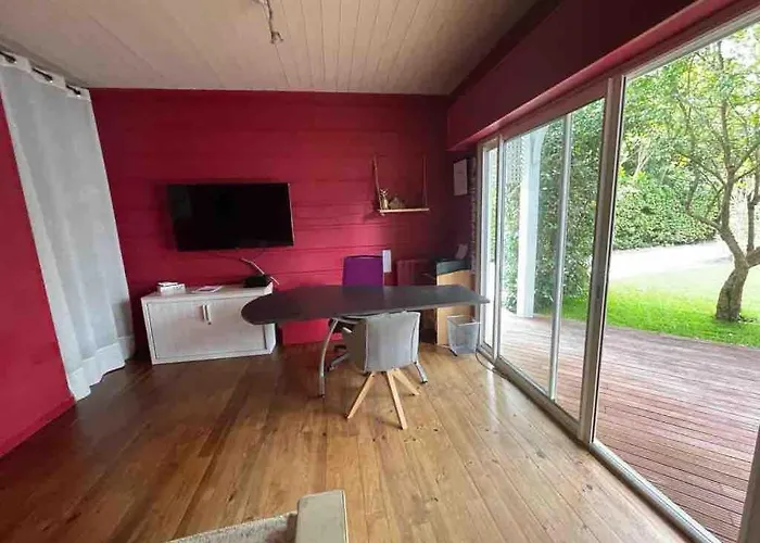 Будинок відпочинку Havre De Paix - Grande Maison En Bois & Piscine Мериньяк